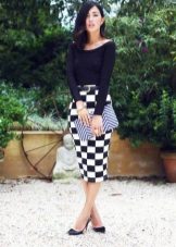 Itim at Puting Suriin ang Knit Pencil Skirt