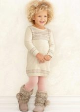 Küçük bir kız için örme kış kazak elbise