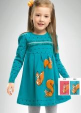 Vestido de malha para a menina no jardim de infância