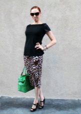 Cómo usar una falda lápiz de leopardo