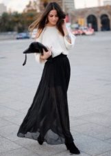 Falda larga negra a medio sol - look de noche