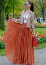 falda larga plisada naranja verano