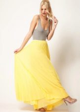geltonas klostuotas sijonas