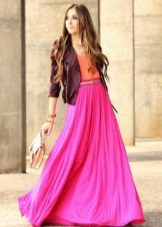 ružičasta ljetna suknja na podu