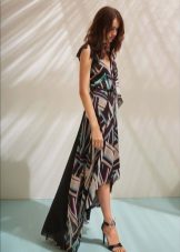 Ein Beispiel für ein Hi-Low-Kleid ohne Muster
