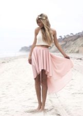 lengvas vasaros sijonas ant lieknos merginos