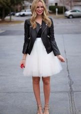 Sluoksniuotas baltas sijonas kartu su juoda striuke ir raudonais stiletais
