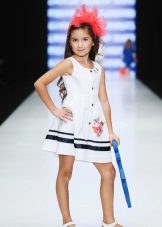 klänning för en flicka på 5 år i marin stil