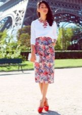 Medium length straight skirt with floral print