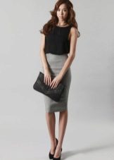 Gray pencil skirt with a clutch