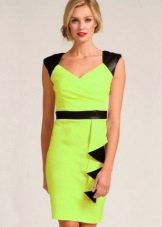 فستان أخضر فاتح مع لمسات باللون الأسود