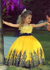 Bir kız için şık sarı balo elbisesi