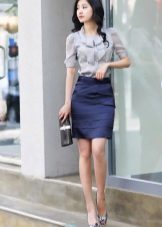 Plava suknja s olovkom u kombinaciji sa sivom bluzom