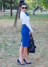 Modrá sukňa s ceruzkou kombinovaná s bielou košeľou
