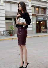 Solemn image with a pencil skirt and high waist