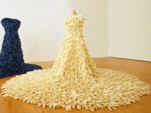 Vestuvinė suknelė iš guminių pirštinių