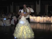 vestuvinė suknelė su šviesos diodais - tikra nuotrauka iš vestuvių
