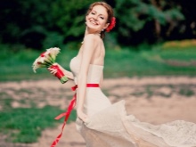 Vestuvinės suknelės puokštė su raudonu kaspinu