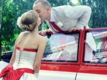 Vestido de novia con lazo rojo y carro