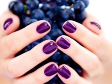 Manicure ungu di bawah pakaian zamrud