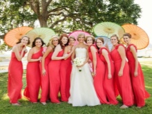 Sarkanas kleitas līgavas māsām