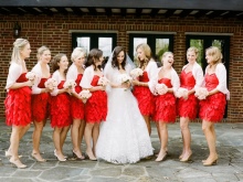 Sulīgi sarkanas kleitas līgavas māsām