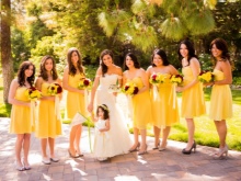 Dzeltenas līgavas māsa kleitas