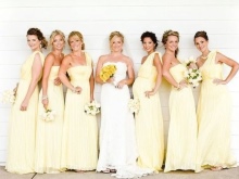 Gaun pengiring pengantin kuning terang