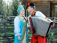 Vestido de noiva em estilo folclórico russo com elementos azuis.