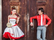 Biele a červené tematické svadobné šaty