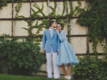 Svadobný obraz nevesty a ženícha v modrej farbe