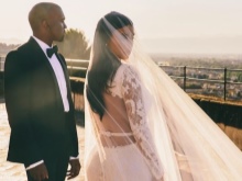Vestuvinės suknelės Kim Kardashian vaizdas iš nugaros