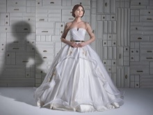 Un magnífico vestido de novia con mangas transparentes.