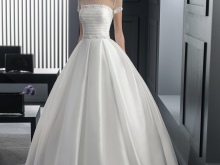 فستان زفاف بأكمام قصيرة كامل الطول