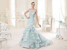 Gaun pengantin dari Nicole Fashion Group yang berwarna biru