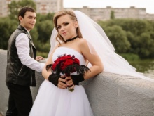 فستان زفاف مع اكسسوارات سوداء