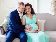Gaun Turquoise untuk pemotretan wanita hamil