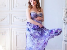 Lilac φόρεμα για μια φωτογράφηση των εγκύων γυναικών