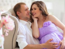 Vestido lilás para uma sessão de fotos de mulheres grávidas