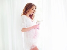Дантелена бяла рокля за бременни фотошоп