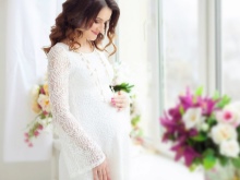 Λευκό φόρεμα με δαντέλα για έγκυες φωτογραφίες