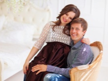 Φωτογραφία μιας εγκύου γυναίκας με το σύζυγό της σε ένα φωτογραφικό στούντιο