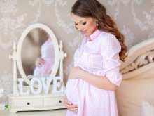 Φωτογραφία μιας εγκύου γυναίκας σε ένα φωτογραφικό στούντιο