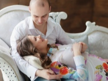 Φωτογραφία μιας εγκύου γυναίκας με το σύζυγό της σε ένα φωτογραφικό στούντιο