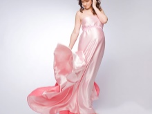 Ροζ φόρεμα μητρότητας για φωτογράφηση