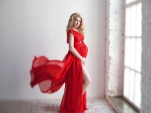 Vestido vermelho para alugar para uma grávida para uma sessão de fotos