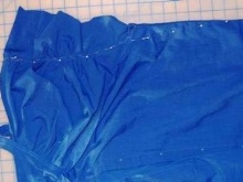 Sømmer detaljer på en kjole fra en mannsskjorte