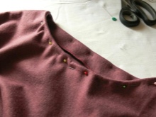 Пришиване на шевовете към роклята - стъпка 4