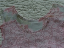 Um exemplo de detalhes de costura em um vestido
