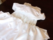 Costura de saias para o corpete do vestido batismal